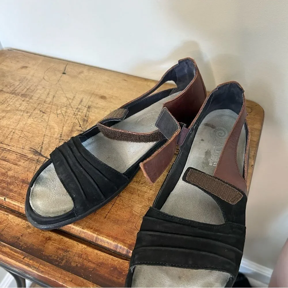 Naot Papaki Black Velvet Nubuck/Cinnamon Leather Sandal EU 41/L7 = Women's US 10